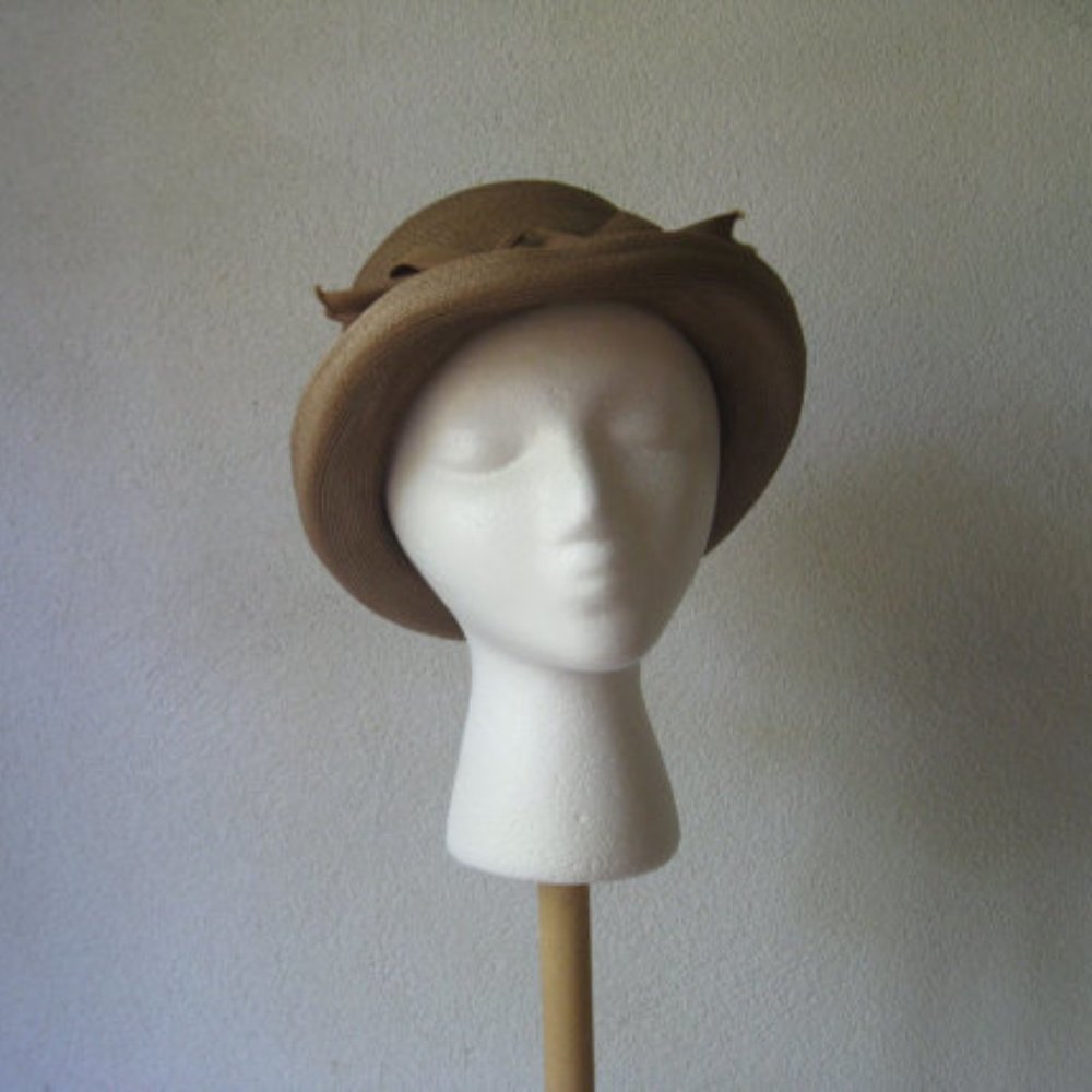 Vintage l 50s Camelot Timeless Tailored Tan Woven Straw Abstract Oragami Bow Hat